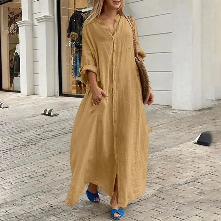 Modella in abito chemisier lungo in lino oversize, stile estivo fresco e leggero, ideale per giornate casual.