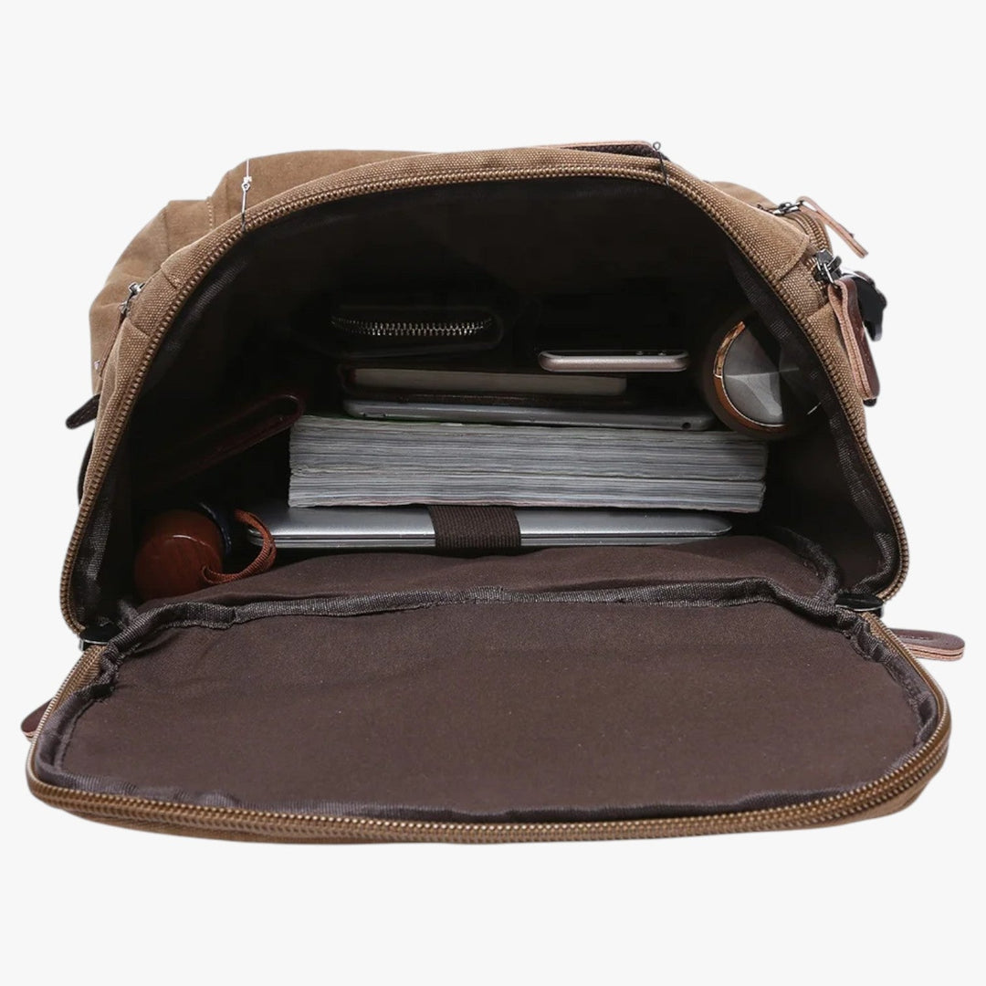 Zaino giornaliero blu da uomo, con scomparto per laptop e design multitasche per comodità.
