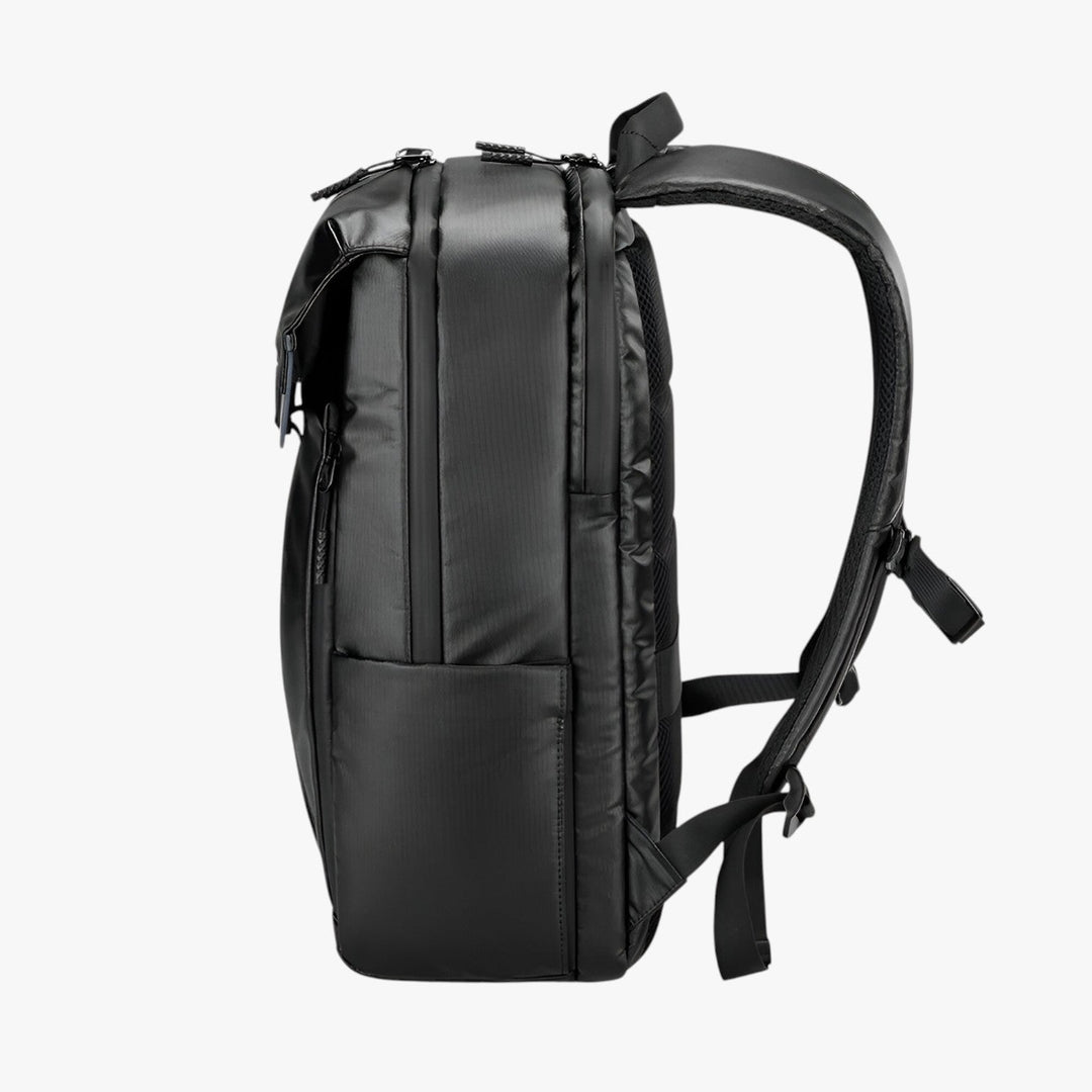Zaino uomo multifunzione nero con scomparto porta laptop 15.6 pollici. Perfetto per studio, lavoro e viaggio.