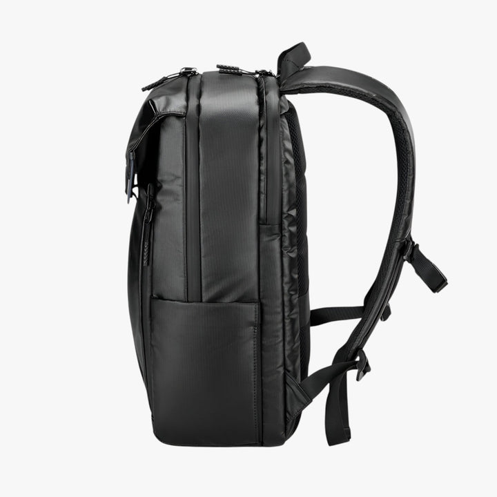 Zaino uomo multifunzione nero con scomparto porta laptop 15.6 pollici. Perfetto per studio, lavoro e viaggio.