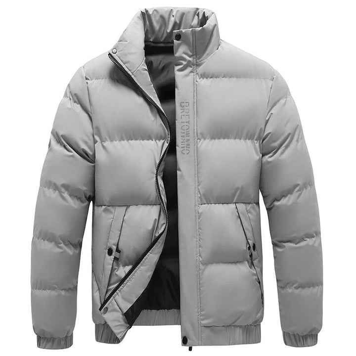 Giacca piumino uomo slim fit, calda e leggera, indispensabile per affrontare il freddo invernale.