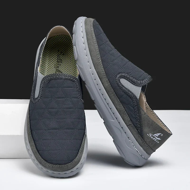 Dettaglio mocassini uomo slip-on trapuntati, texture morbida per comfort e stile casual flessibile.