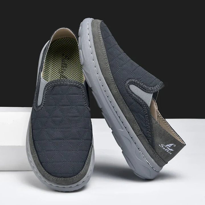 Dettaglio mocassini uomo slip-on trapuntati, texture morbida per comfort e stile casual flessibile.