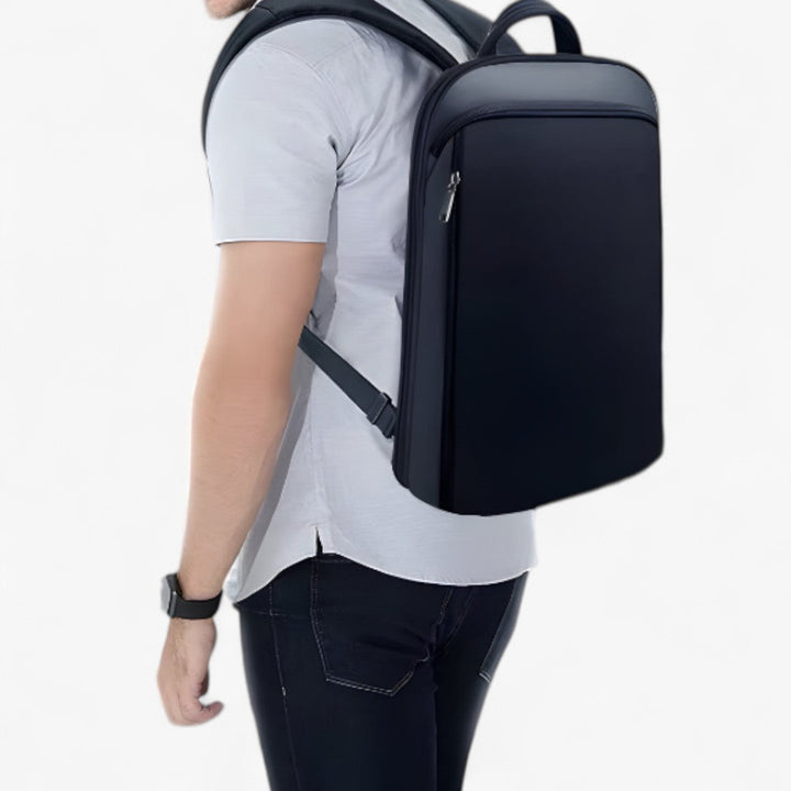 Zaino slim porta laptop 38 cm unisex, design moderno e funzionale per trasportare il tuo portatile.
