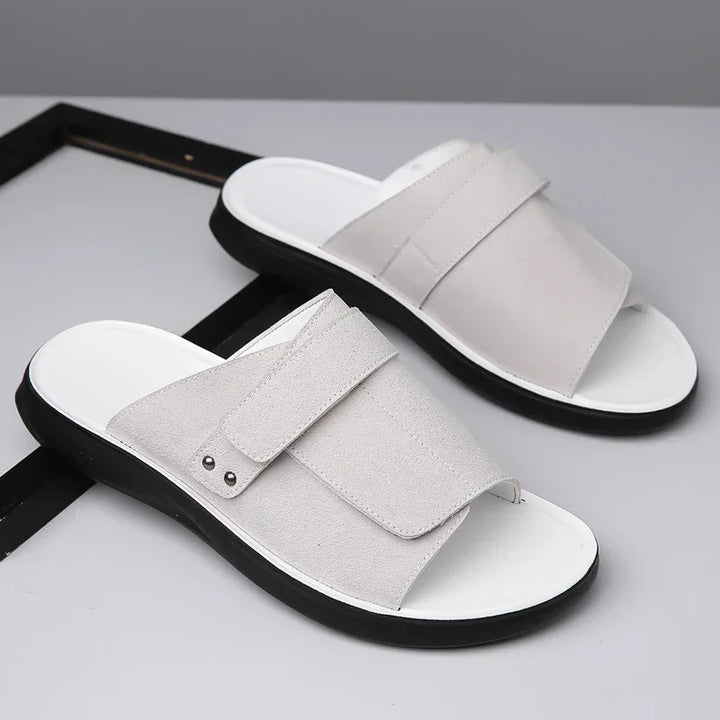 Sandali uomo casual con suola sagomata per comfort estivo. Perfetti per le tue passeggiate.