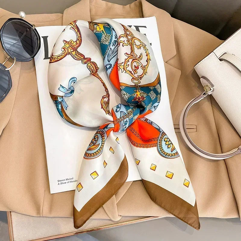 Foulard donna in raso satinato, stampa fantasia, accessorio moda chic.
