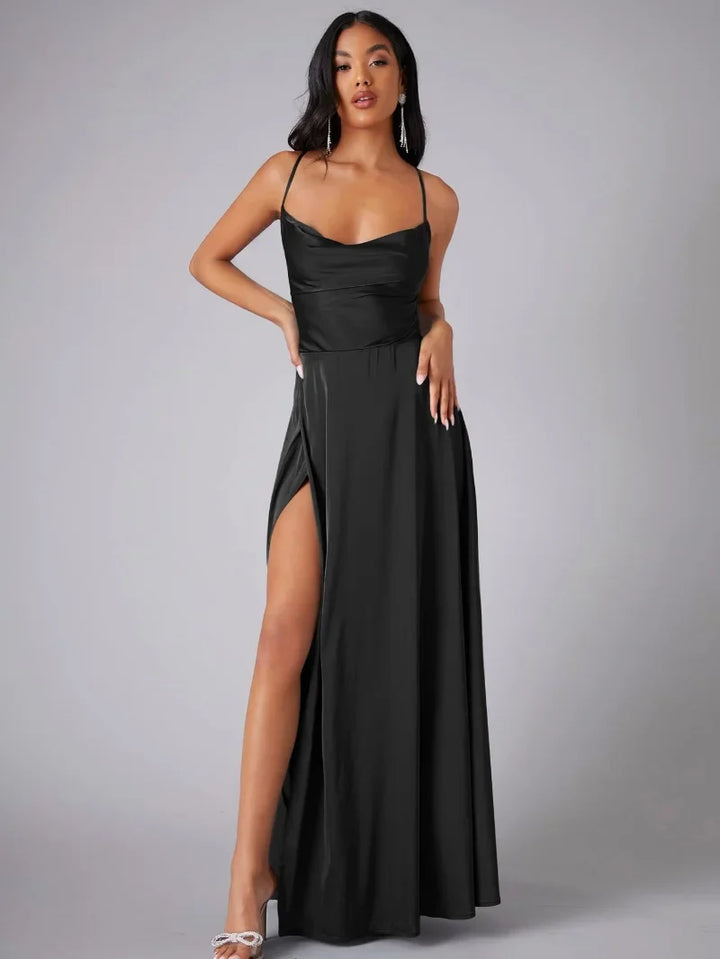 Abito lungo da sera in satin blu cobalto, con schiena scoperta e spacco laterale. Look chic per feste.