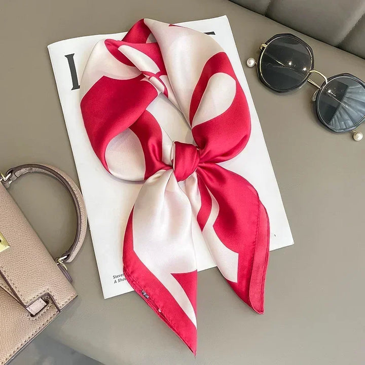 Sciarpa femminile in raso satinato, stampa moderna, accessorio chic.