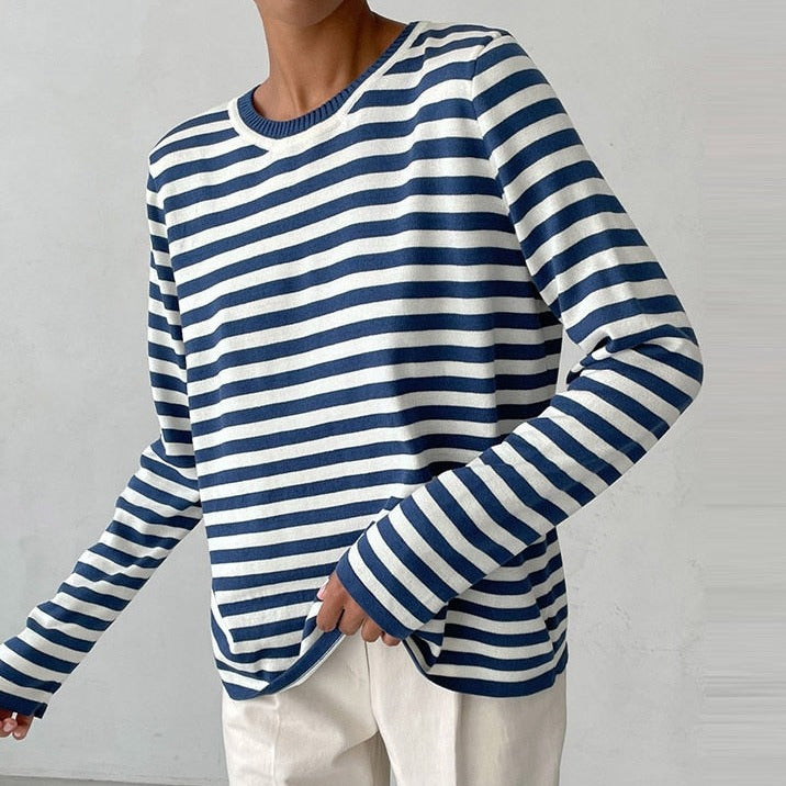Maglione a righe da donna, girocollo e maniche lunghe. Perfetto per un look casual-chic e confortevole.