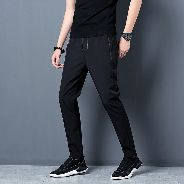 Pantaloni casual uomo primavera estate slim fit, con vita elastica e pratiche tasche zip laterali.
