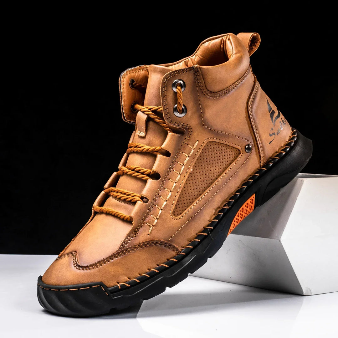 Stivali moda uomo in pelle, stile robusto con comfort alla caviglia. Ideali per look casual e avventure autunnali.