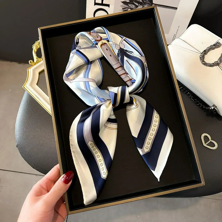 Foulard donna in raso satinato, stampa artistica, leggero e di classe.