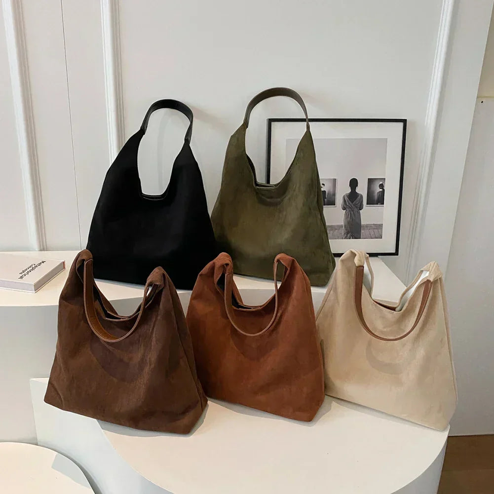 Classica borsa tote nera da donna in morbida pelle scamosciata, chic e versatile.