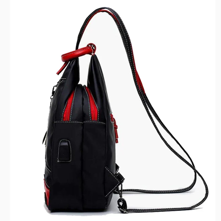 Zaino nero elegante da donna, design moderno e compatto. Perfetto come borsa a spalla quotidiana per ogni outfit.