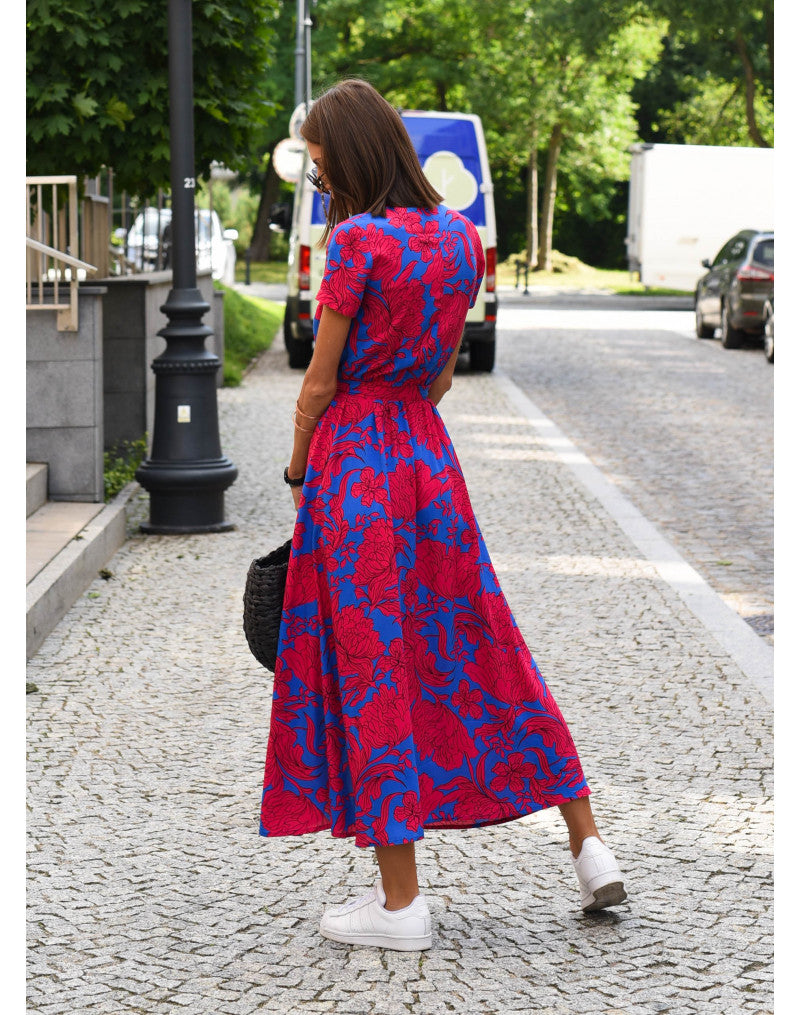 Donna in maxi vestito estivo con spacco di tendenza, fluido e comodo per passeggiate o serate d'estate.