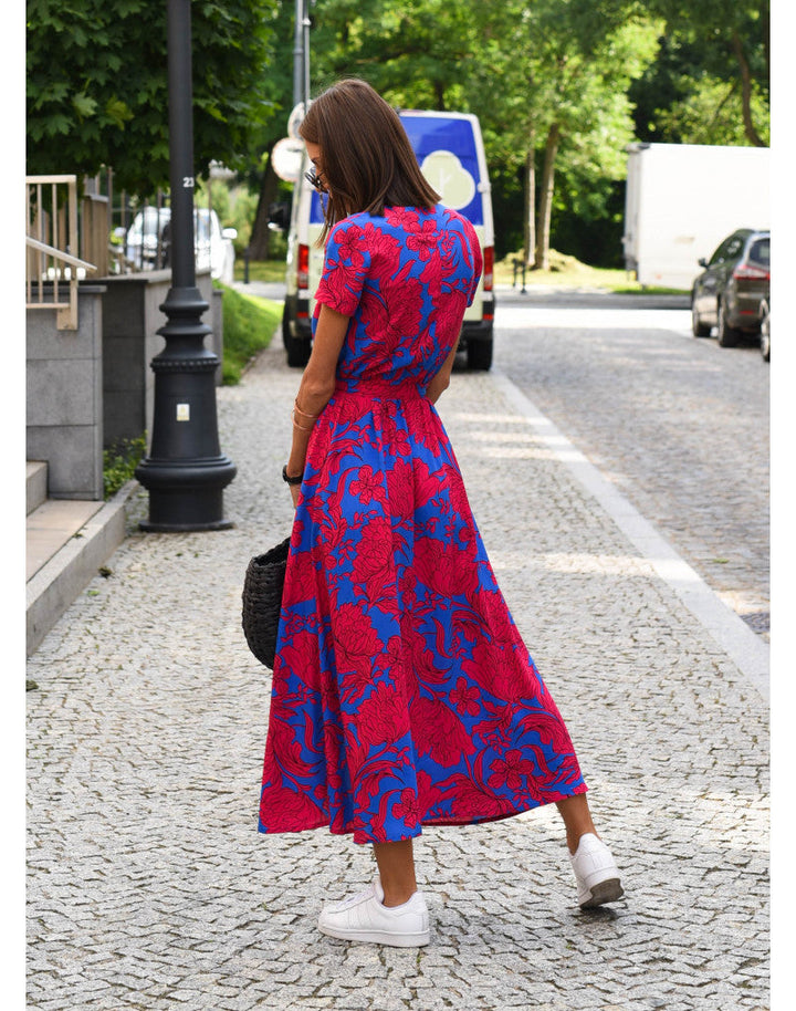 Donna in maxi vestito estivo con spacco di tendenza, fluido e comodo per passeggiate o serate d'estate.