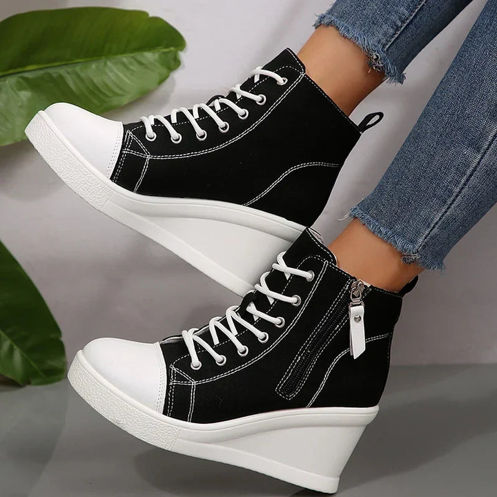 Comode sneakers donna con zeppa, zip e allacciatura, ideali per il comfort quotidiano e versatili.