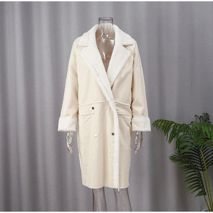 Cappotto donna lungo grigio invernale, capospalla chic che unisce moda e calore.