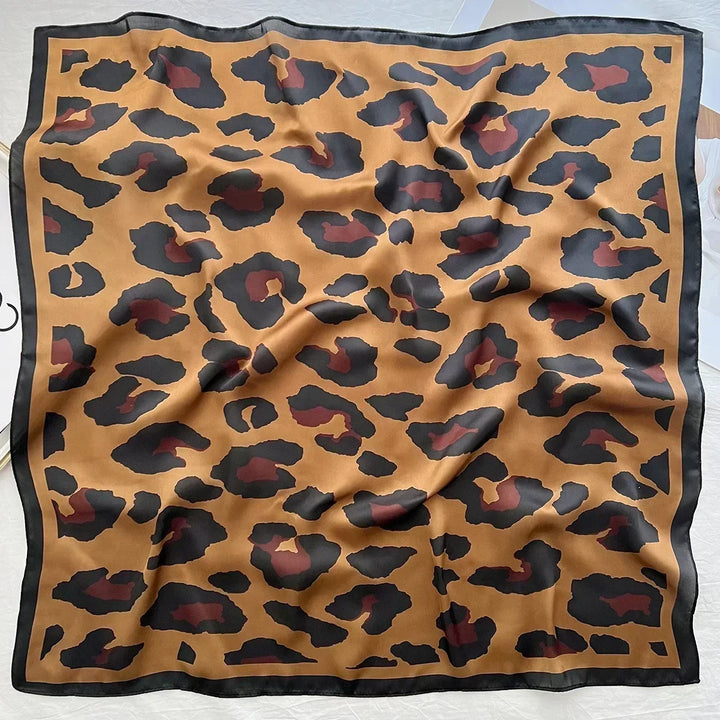 Foulard donna, raso lucido, stampa astratta, elegante e chic.
