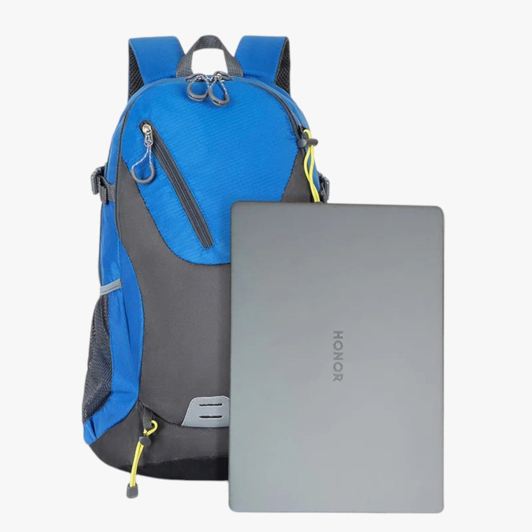 Borsa zaino uomo compatta per viaggi outdoor. Design sportivo e leggero, ideale per avventure quotidiane.