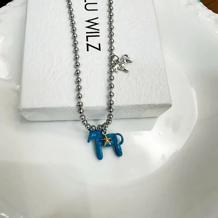 Collana smaltata donna con ciondolo a forma di cavallo, gioiello in argento, un tocco di classe e stile.