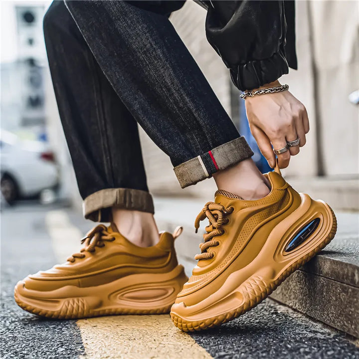 Calzature uomo trendy, stile retrò, suola spessa. Ideali per passeggio e comfort quotidiano.