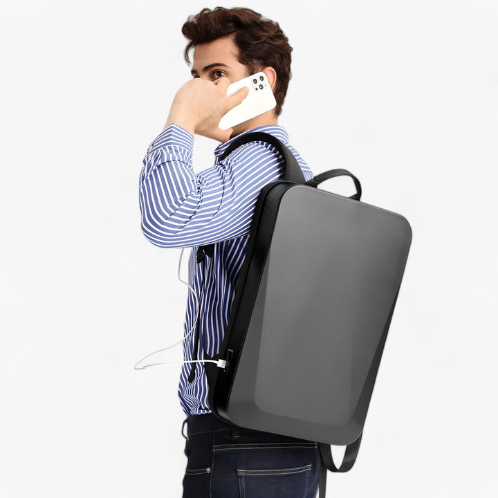 Zaino rigido da uomo per laptop, protezione robusta per l'ambiente urbano e viaggi sicuri.