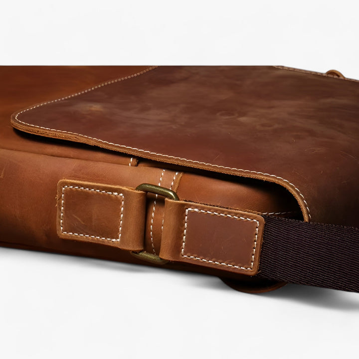 Borsa messenger marrone unisex, design compatto ma spazioso, ideale per trasportare i tuoi essenziali quotidiani.