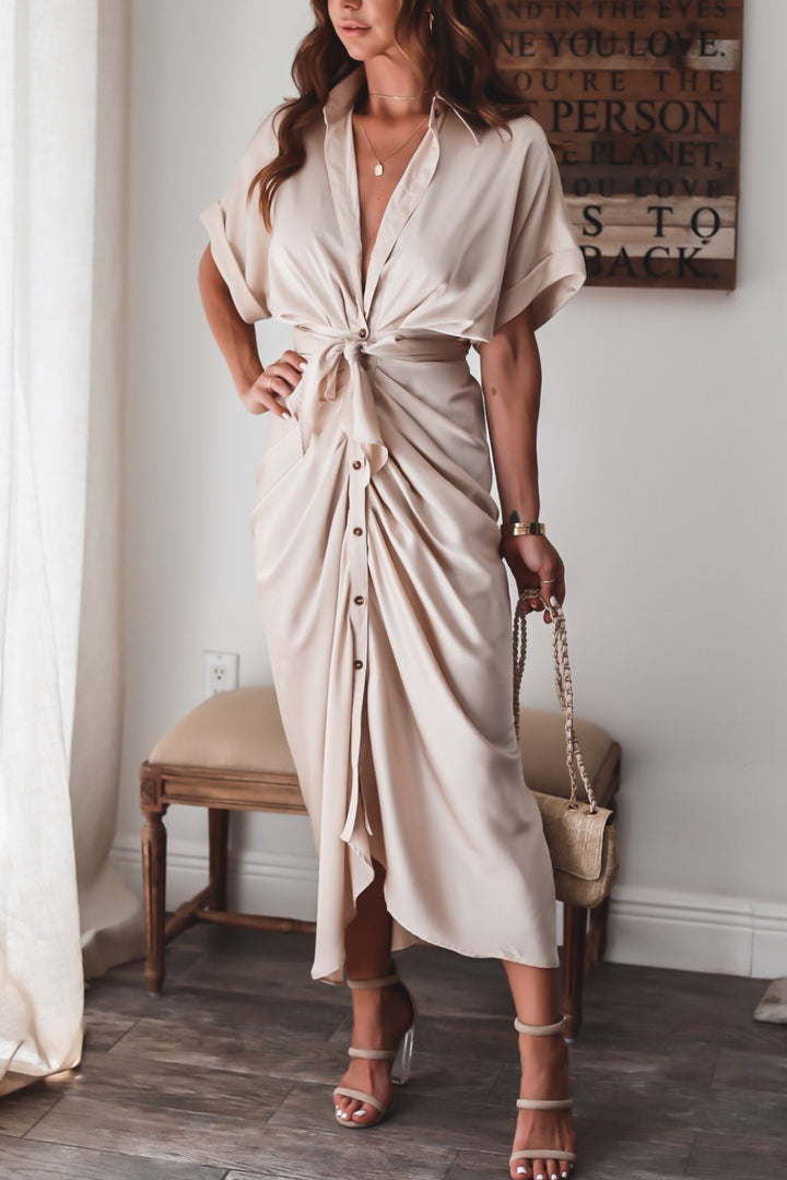 Elegante maxi abito da donna con bottoni frontali, ideale per la moda estiva.