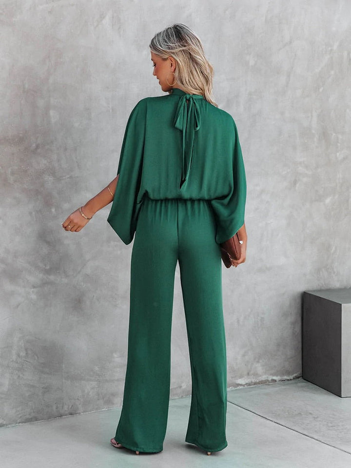 Tuta donna elegante verde con pantaloni fluidi e ampi, comfort e stile per cerimonie e abiti da sera.