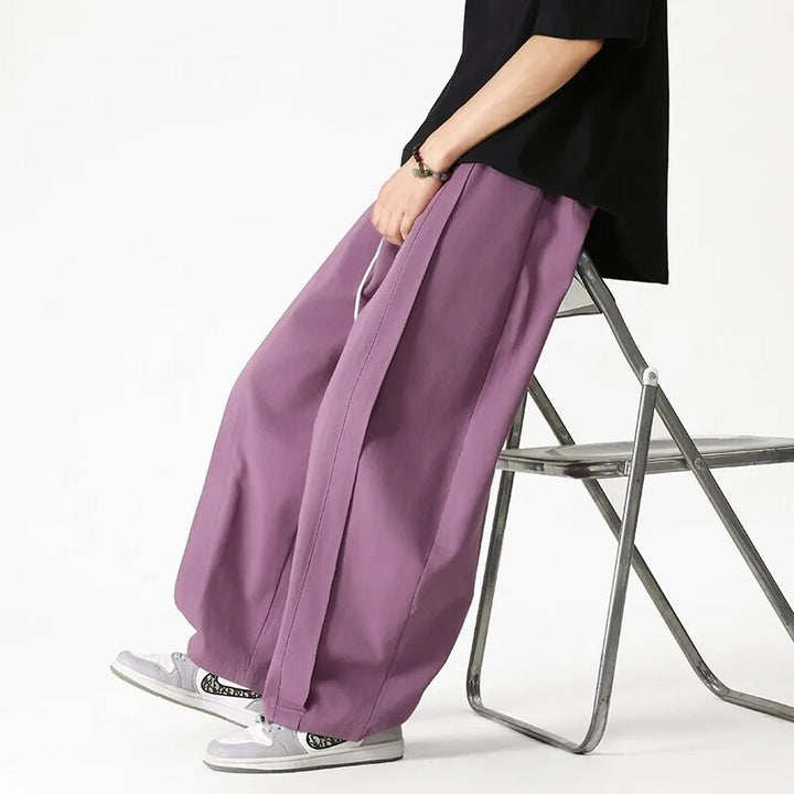 Pantaloni jogging uomo a gamba larga con coulisse, vestibilità comoda per relax e tempo libero.