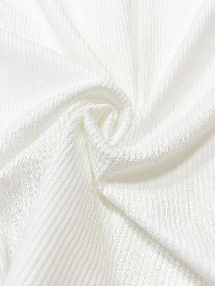 Primo piano bottoni T-shirt Henley donna a coste. Dettaglio elegante e funzionale per top casual.