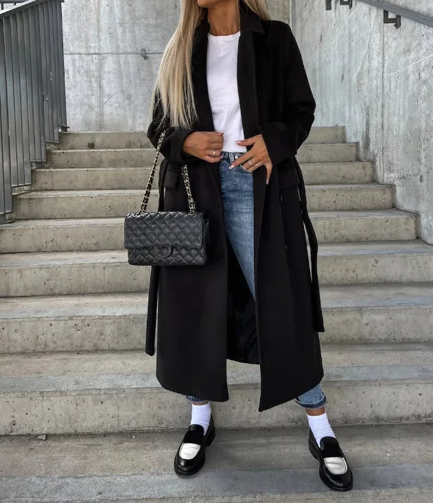 Cappotto donna lungo doppiopetto con cintura, ideale per la moda autunno inverno. Elegante e caldo, stile classico.