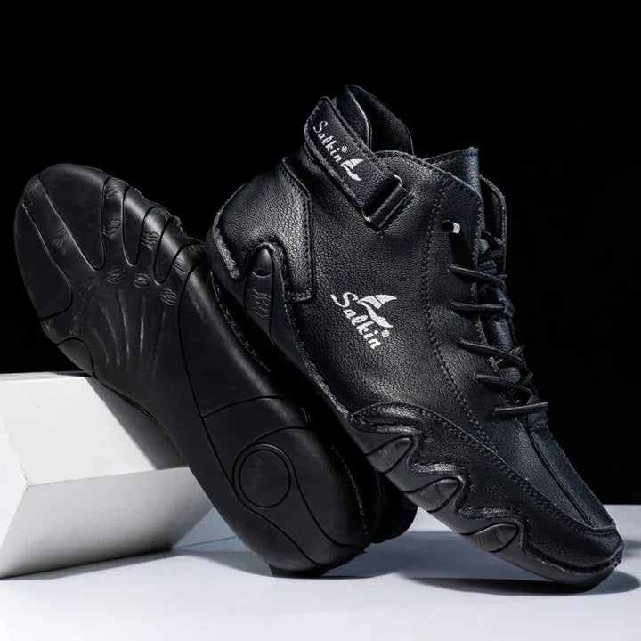 Sneakers High Top uomo di tendenza. La suola ondulata garantisce versatilità e stile distintivo per il freddo.