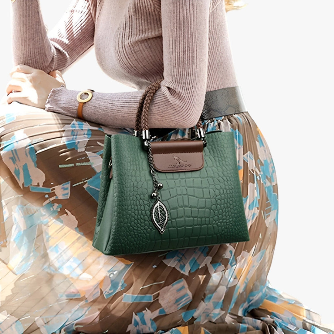 Dettaglio texture coccodrillo su borsa tote marrone per donna, accessorio moda versatile.