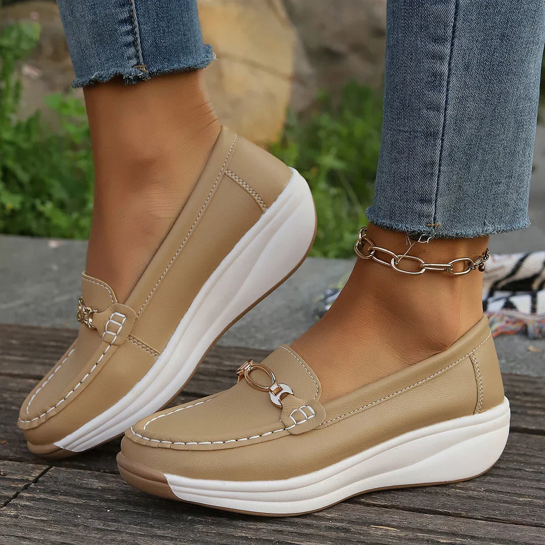 Mocassini donna slip-on eleganti con plateau e dettaglio dorato. Perfetti come scarpe da ufficio o casual chic.