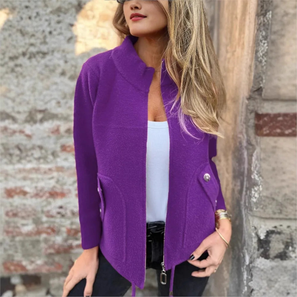 Abbigliamento donna: giacca invernale versatile, con collo alto e cerniera per protezione dal freddo.