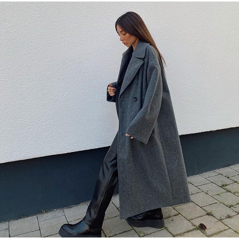Cappotto doppiopetto donna, linea slanciata e calda, ideale per la moda inverno.