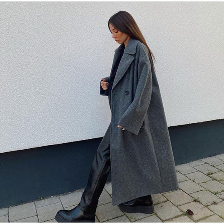 Cappotto doppiopetto donna, linea slanciata e calda, ideale per la moda inverno.