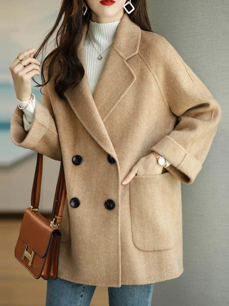 Cappotto invernale donna, stile doppiopetto, con rever ampi e bottoni chic. Un capo must-have di moda.