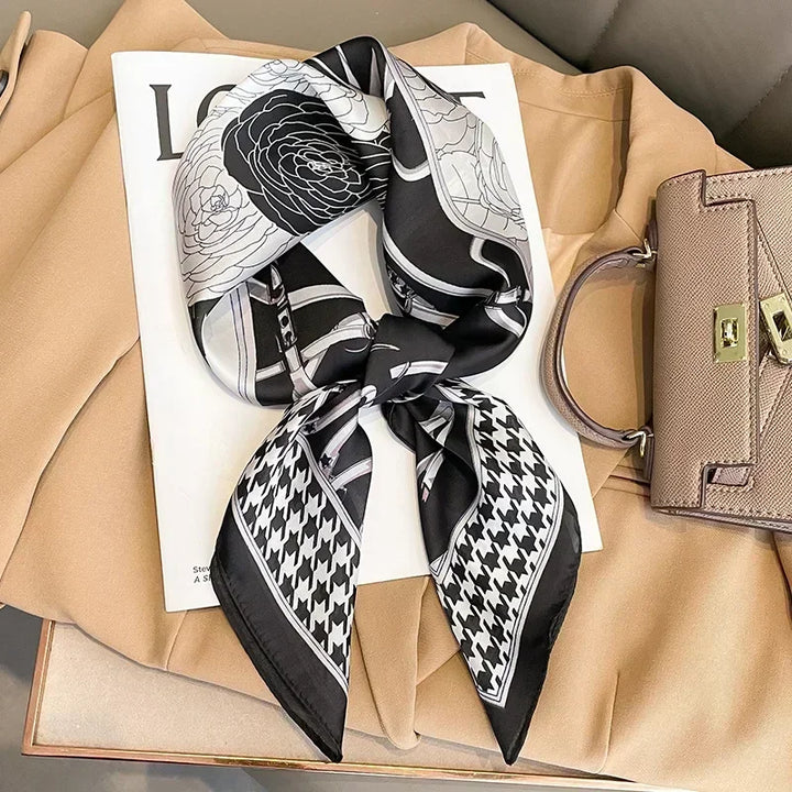 Accessorio moda elegante: foulard donna in raso satinato con stampa esclusiva.