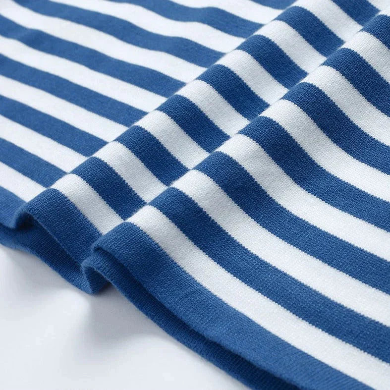 Felpa donna a righe bianche e nere, girocollo classico e maniche lunghe. Stile casual moderno e confortevole.