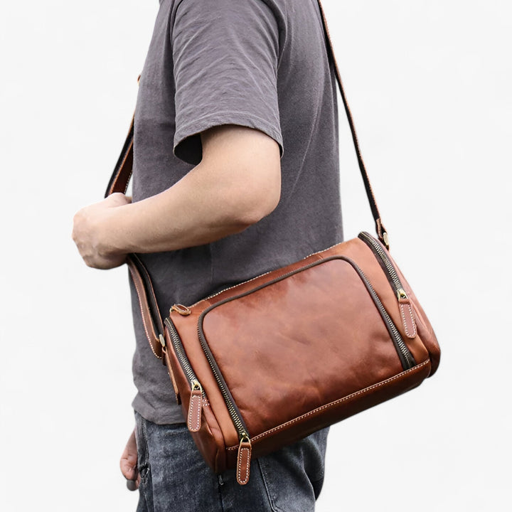 Borsa messenger nera unisex vista laterale, mostra la sua capienza e design compatto per il viaggio.