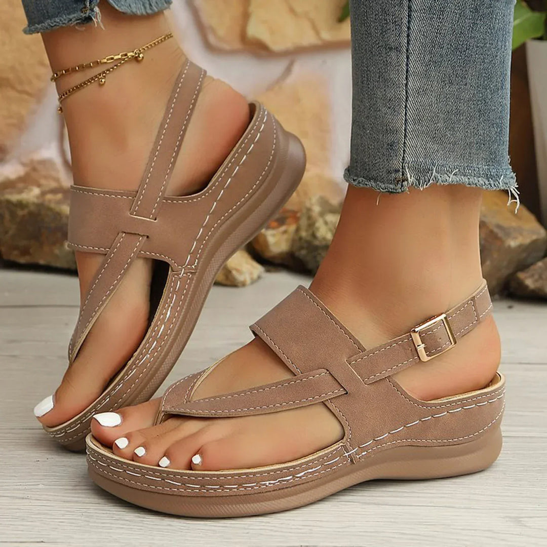 Sandali donna estivi con plateau comodo e fascia slip-on, per massimo comfort e stile versatile.