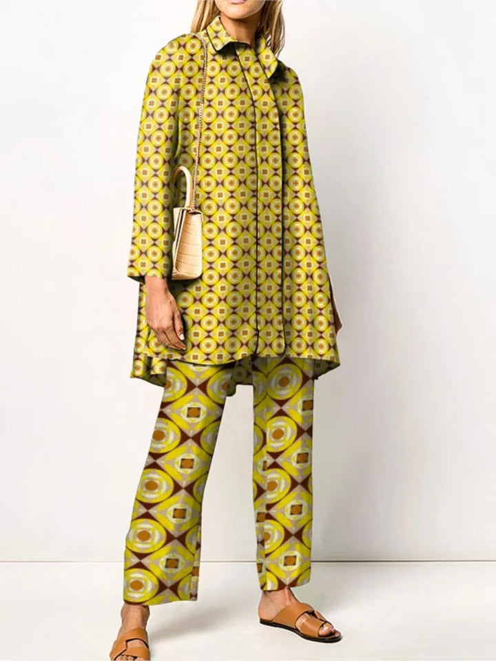 Completo donna due pezzi primaverile, camicetta vintage a fantasia e pantaloni eleganti. Stile retrò e chic.