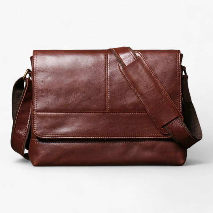Borsa messenger marrone per uomo e donna, con tracolla regolabile e stile versatile.