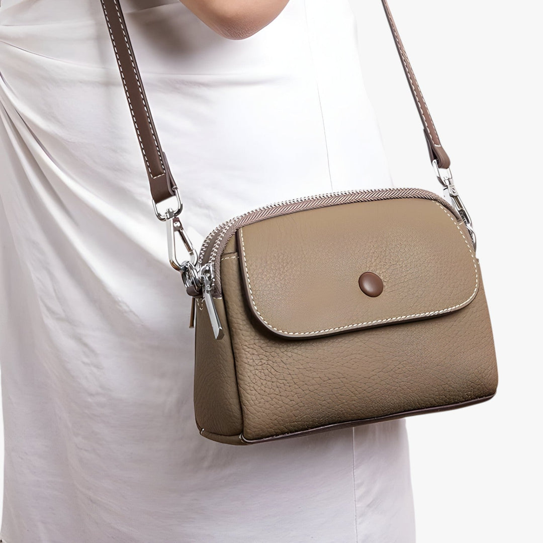 Versatile borsa a tracolla per donna, in materiale sintetico resistente, compagna ideale per ogni occasione.