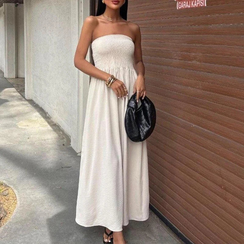 Vestito lungo fluido da donna, senza spalline, fresco e comodo, perfetto per l'eleganza estiva.