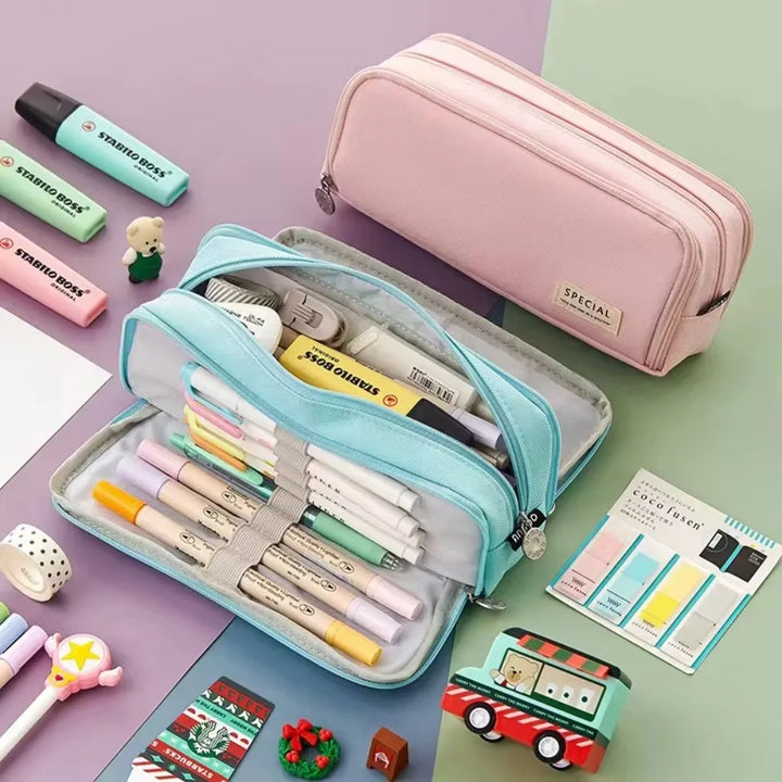 Astuccio versatile per ufficio o viaggio, organizer compatto per penne, matite e piccoli accessori.