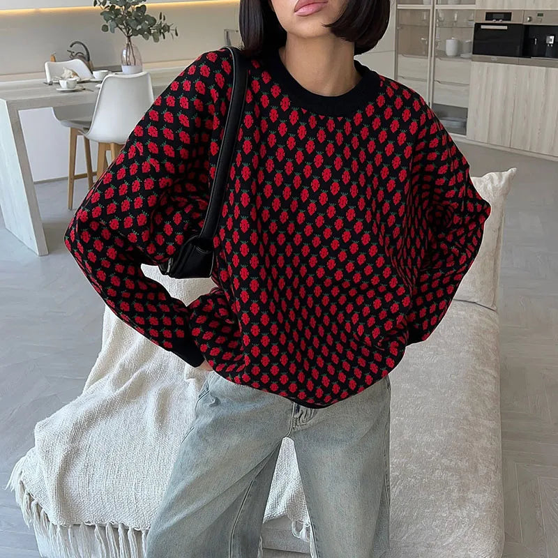 Maglione donna oversize girocollo con stampa fragole. Visione completa, comodo e versatile per il tuo stile.